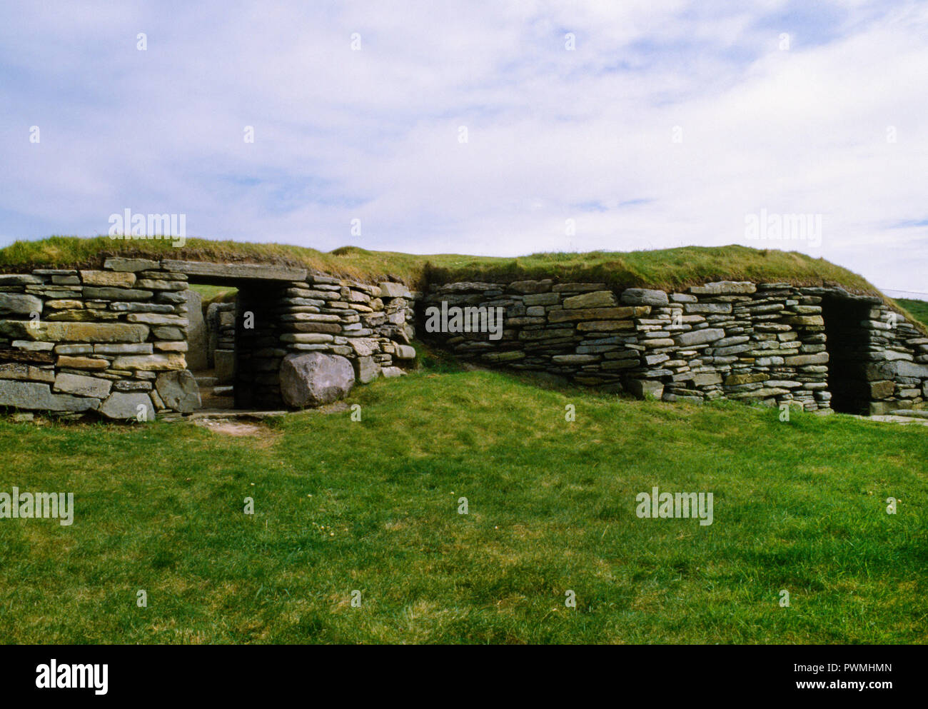 Visualizzare SSE degli ingressi a due collegati Neolitico antico (c 3700 BC) edifici (case) a Knap di Howar, Papa Westray isola, Orkney, Scotland, Regno Unito. Foto Stock