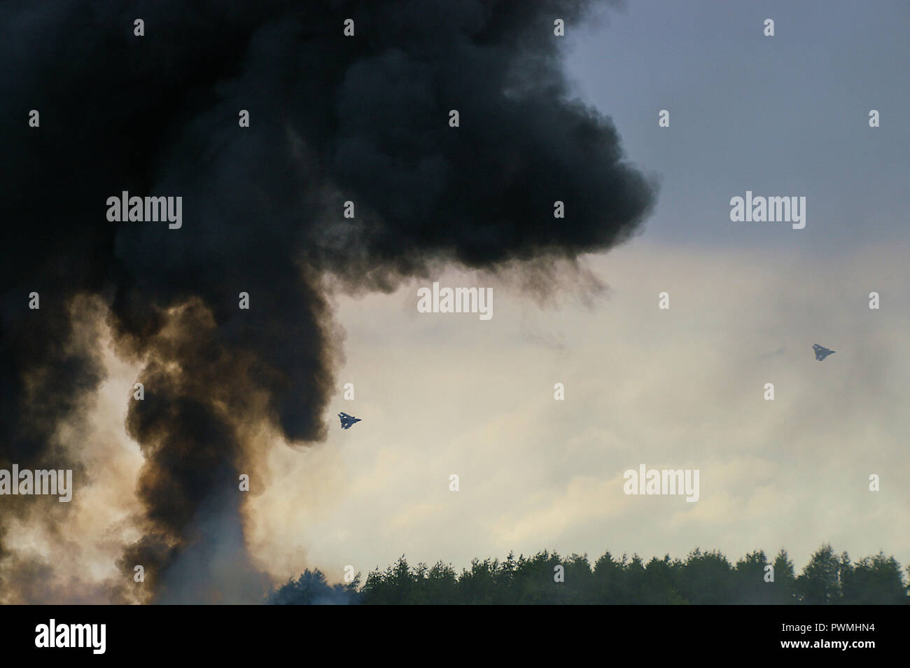 Ricostruzione dello scenario di attacco al campo di aviazione. Bombardieri Panavia Tornado della RAF Royal Air Force che volano a velocità sostenuta lasciando esplosioni fumogene pirotecniche Foto Stock