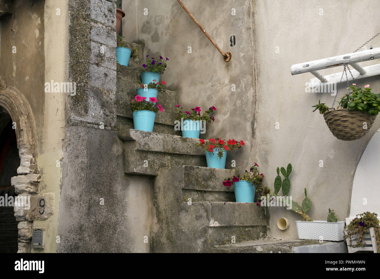 Vasi da fiori su scale in Italia Foto stock - Alamy