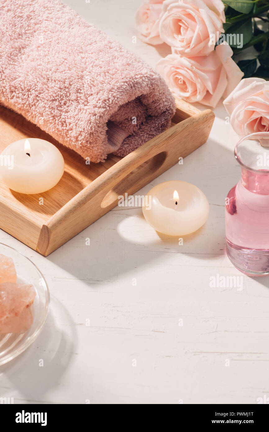 Spa e aromaterapia. Fiori di rose e olio essenziale. Foto Stock