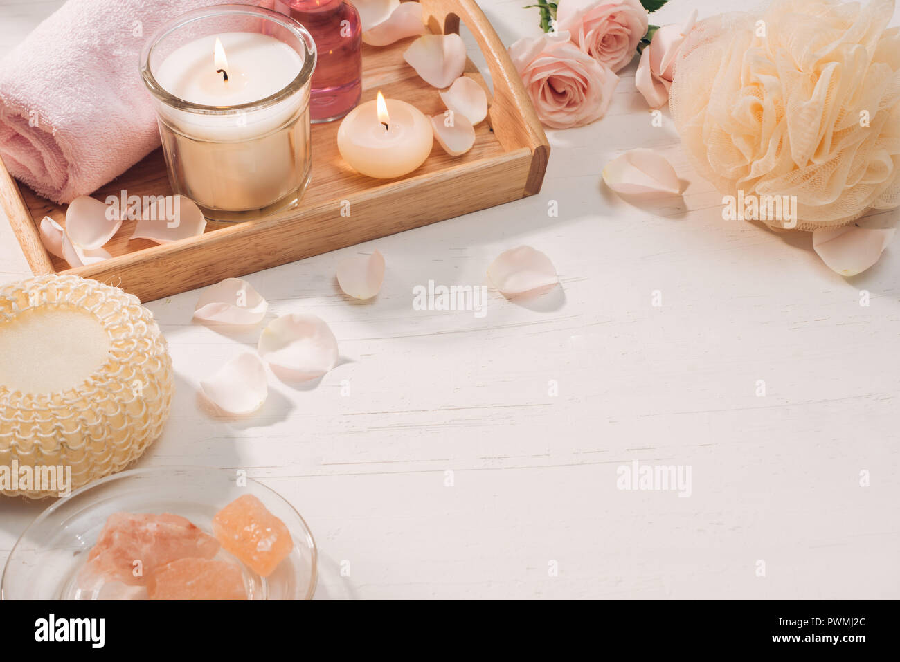 Spa e aromaterapia. Fiori di rose e olio essenziale. Foto Stock