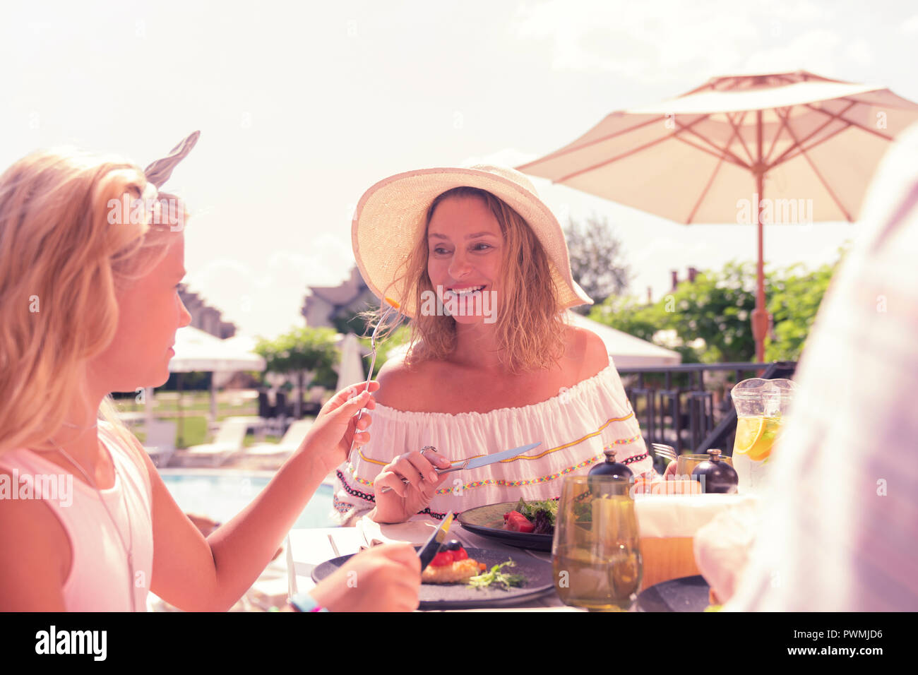 Positivo gioiosa donna che guarda la sua figlia Foto Stock