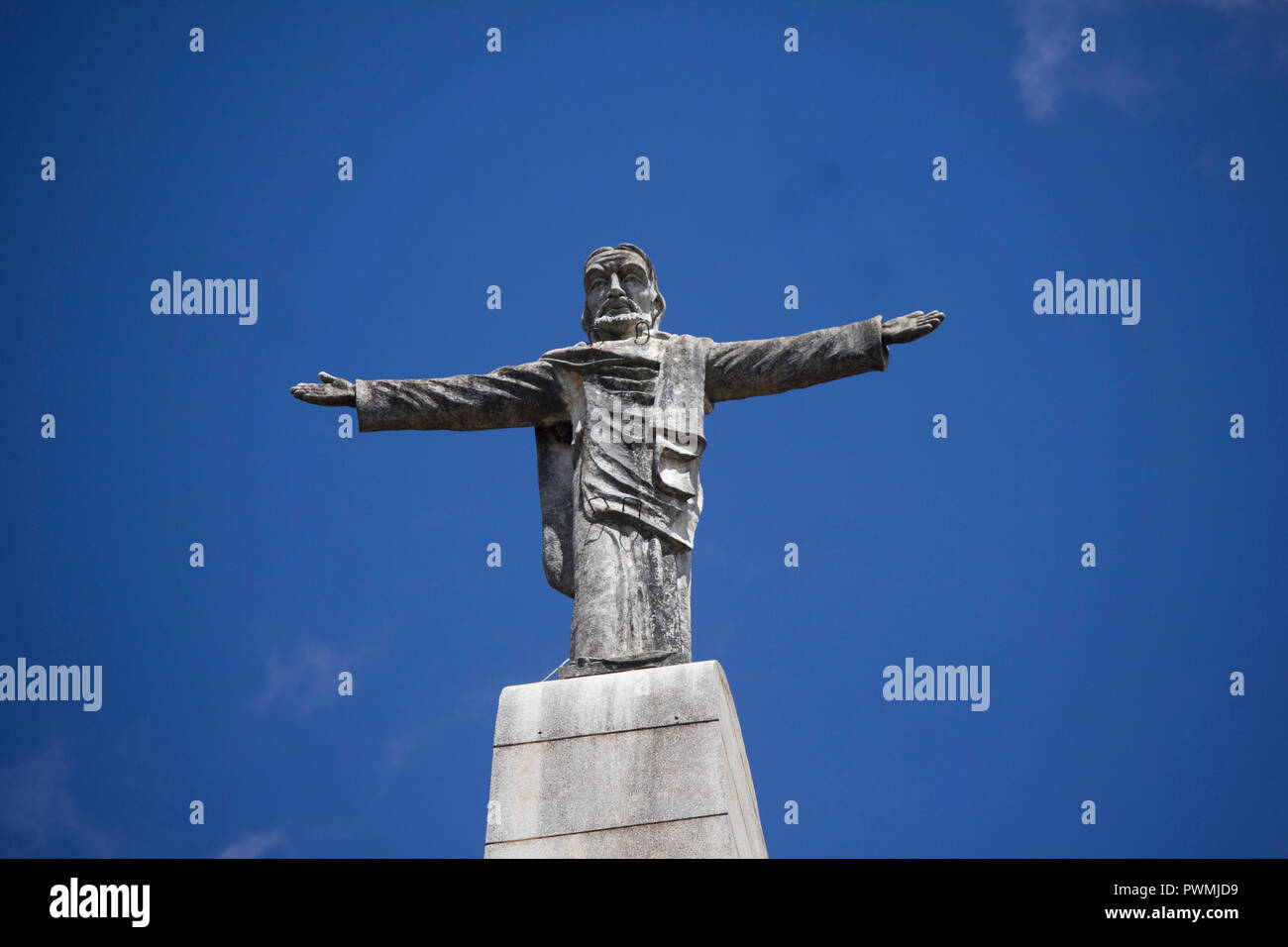 Cristo Re statua sulla sommità del vecchio campanile di una chiesa vicino al Mozambico confine dello Zimbabwe Foto Stock
