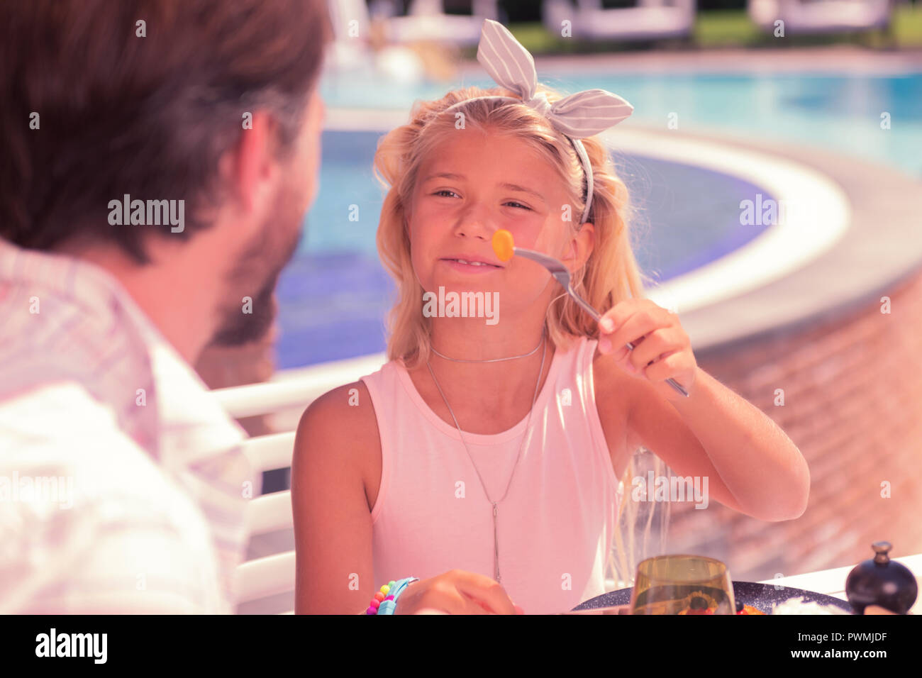 Piacevoli nice caring girl alimentando il suo padre Foto Stock