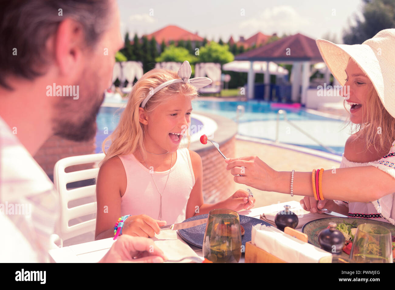 Gioiosa bella ragazza felice apre la sua bocca Foto Stock