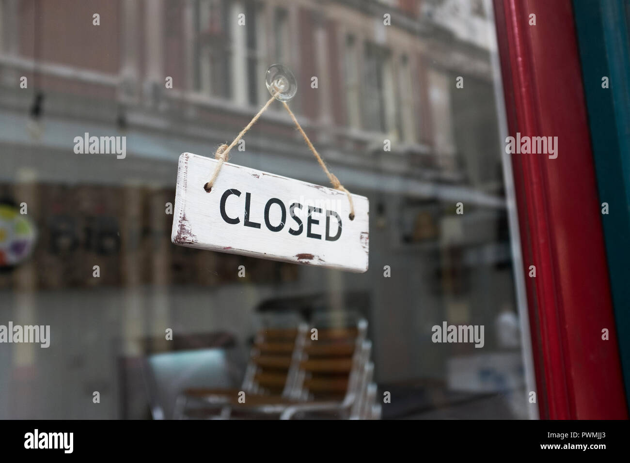 Segno chiuso su un negozio porta a Londra, Regno Unito Foto Stock