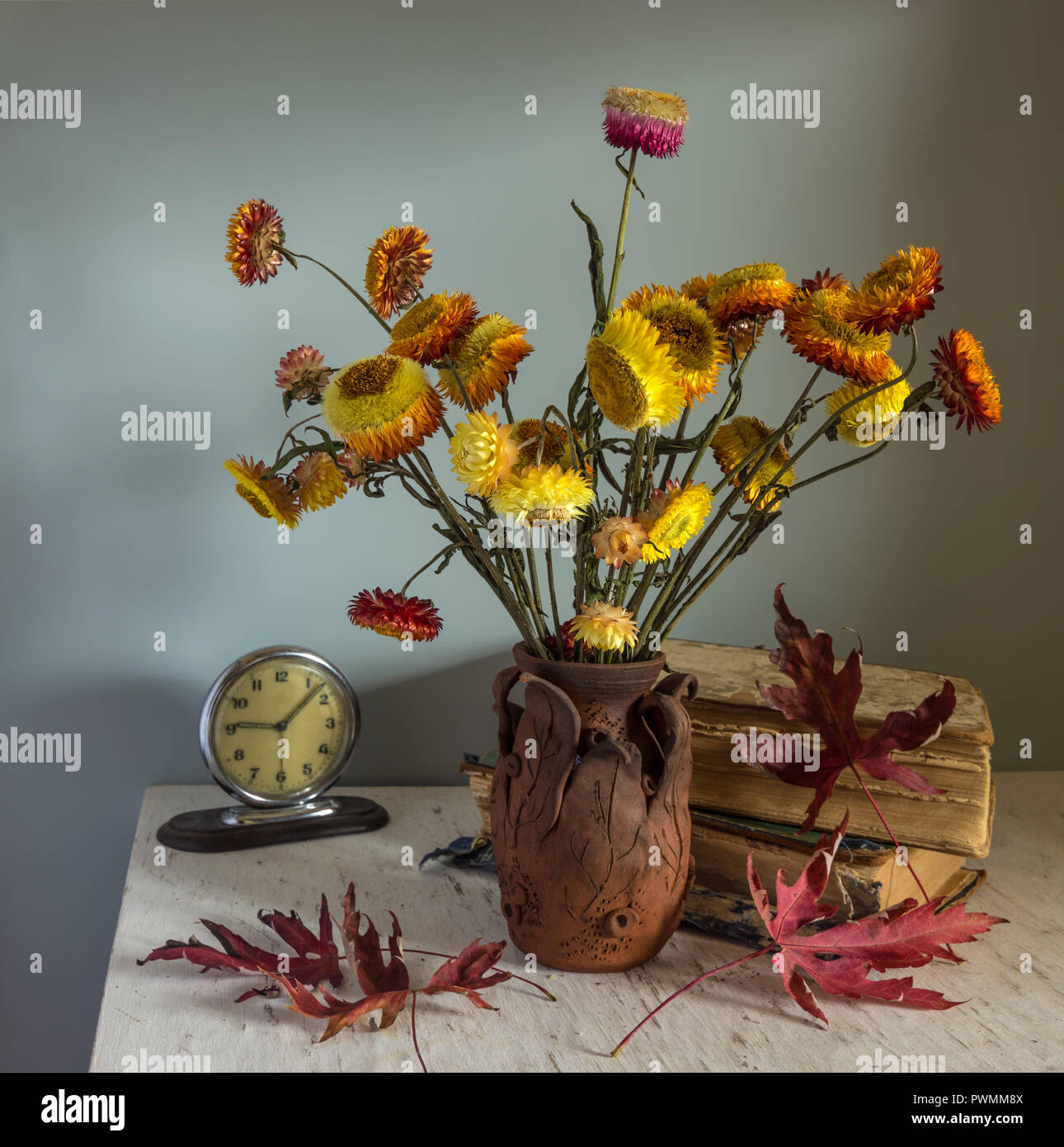 Natura Morta Con Libri E Fiori Di Immortelle Bouquet Vintage Colori Autunnali Malinconia Foto Stock Alamy