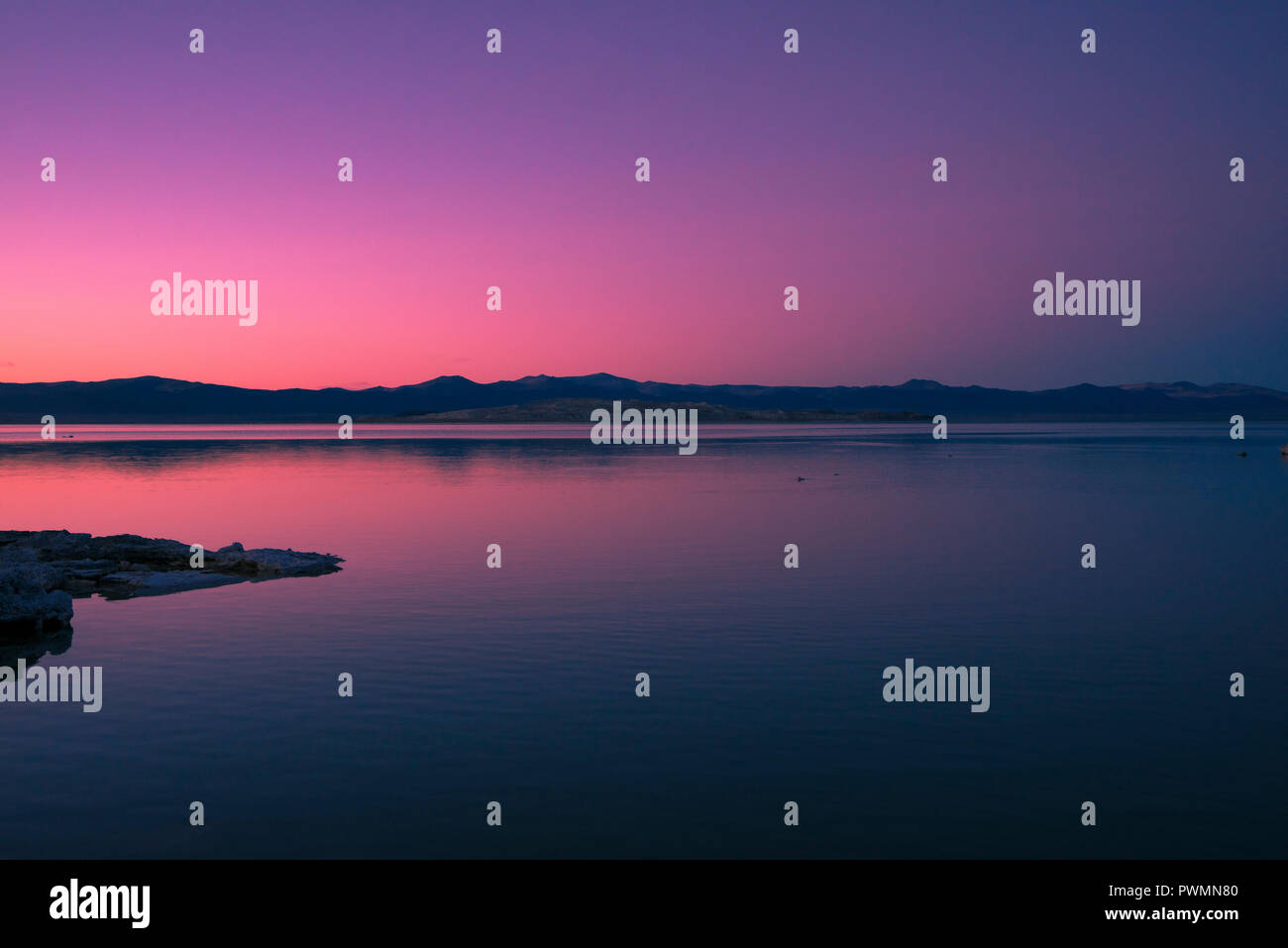 Stati Uniti, California, Mono lago al tramonto Foto Stock