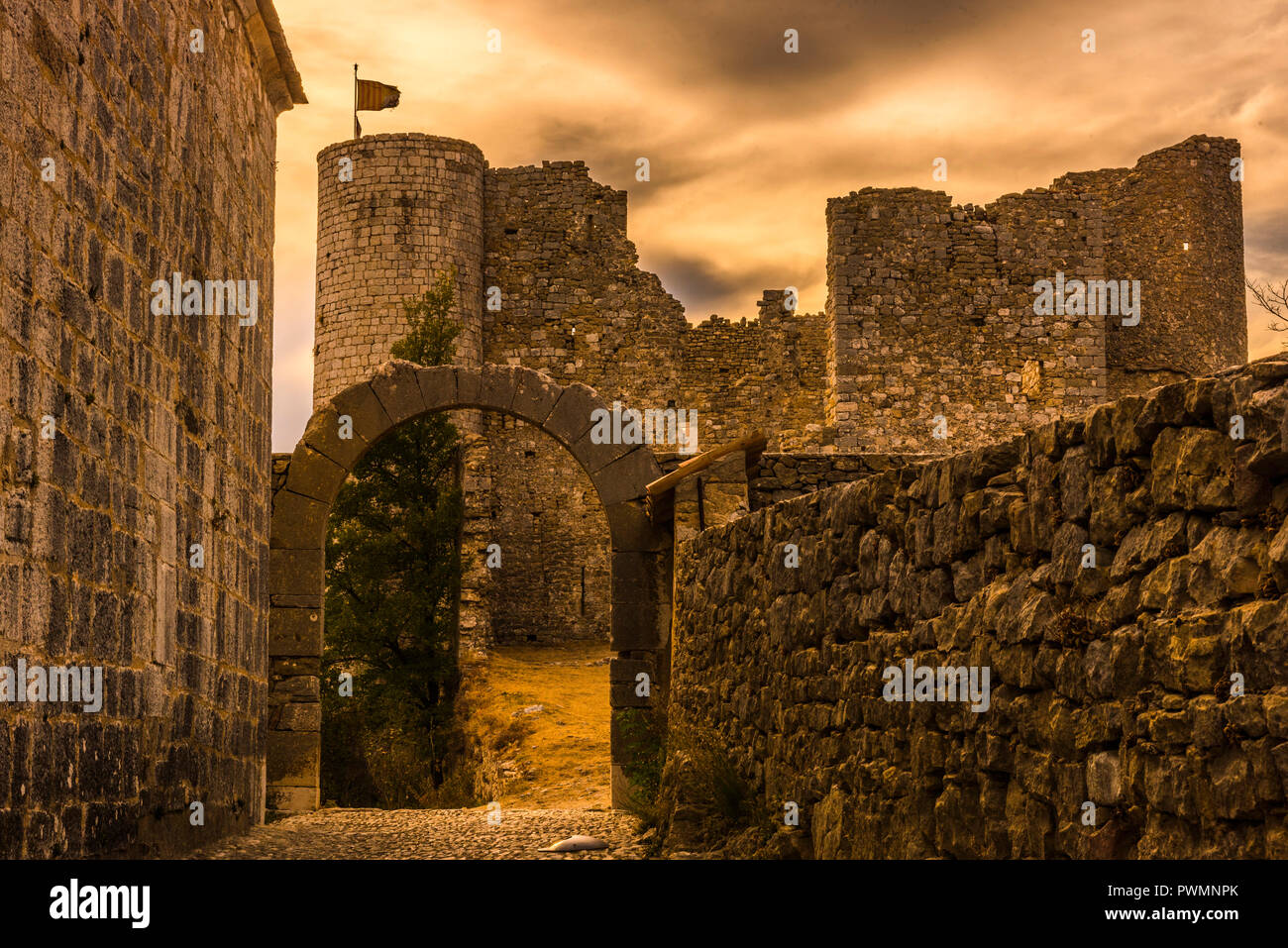 Francia, Provence-Alpes-Côte-d'Azur, Var, Verdon Gorge natura parco regionale e le rovine del castello fortificato in Bargeme (Plus Beaux Villages de France, Elenco delle frazioni designato come les plus beaux (la più bella) in Francia) Foto Stock