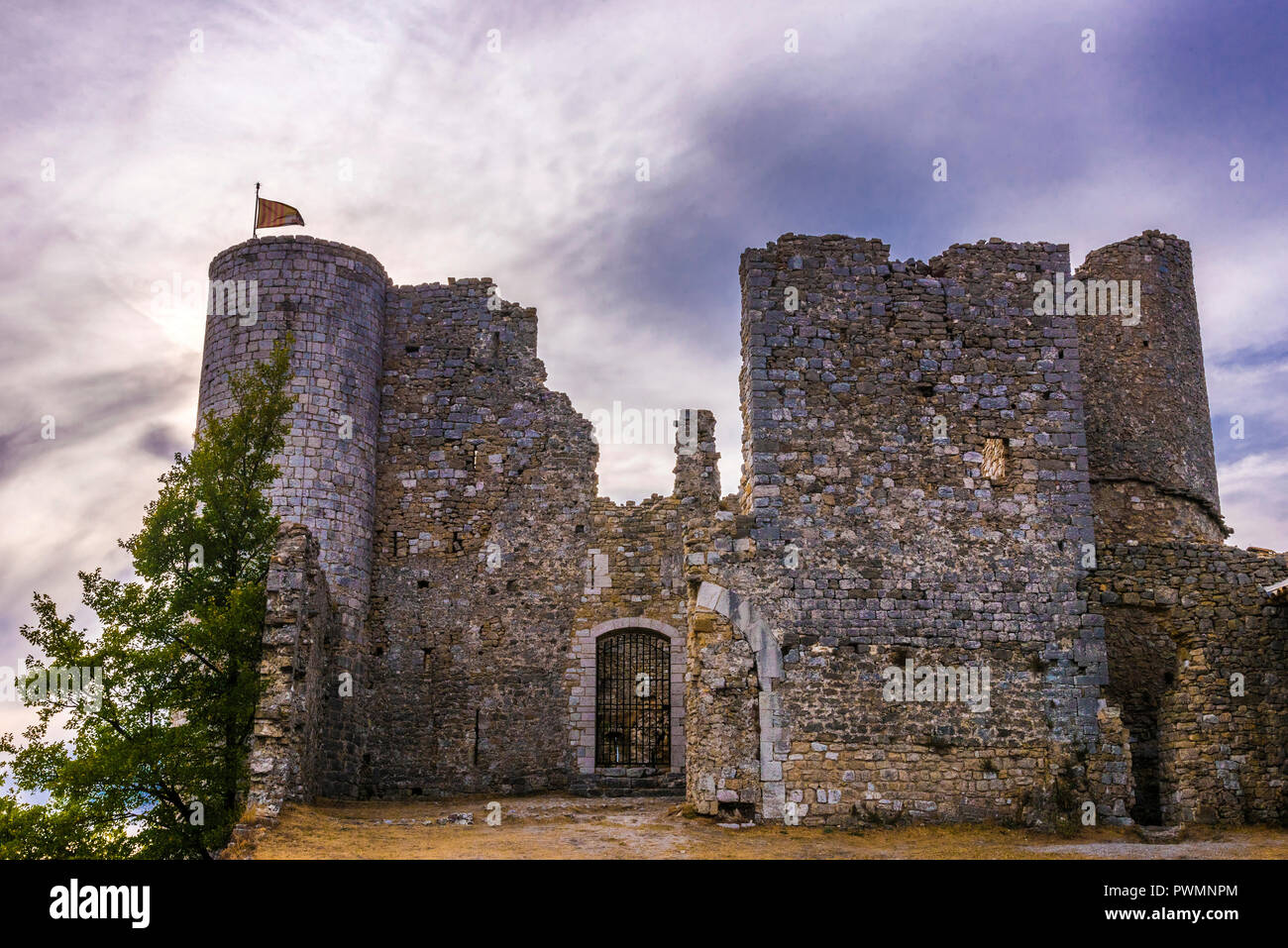 Francia, Provence-Alpes-Côte-d'Azur, Var, Verdon Gorge natura parco regionale e le rovine del castello fortificato in Bargeme (Plus Beaux Villages de France, Elenco delle frazioni designato come les plus beaux (la più bella) in Francia) Foto Stock