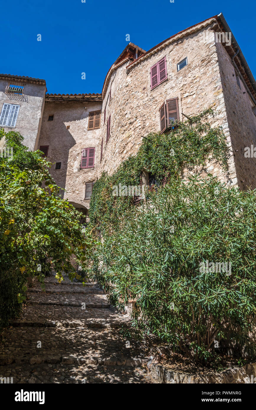 Francia, Provence-Alpes-Côte-d'Azur, Var, vicolo con scale in Seillans (Plus Beaux Villages de France, un elenco delle frazioni designato come les plus beaux (la più bella) in Francia) Foto Stock