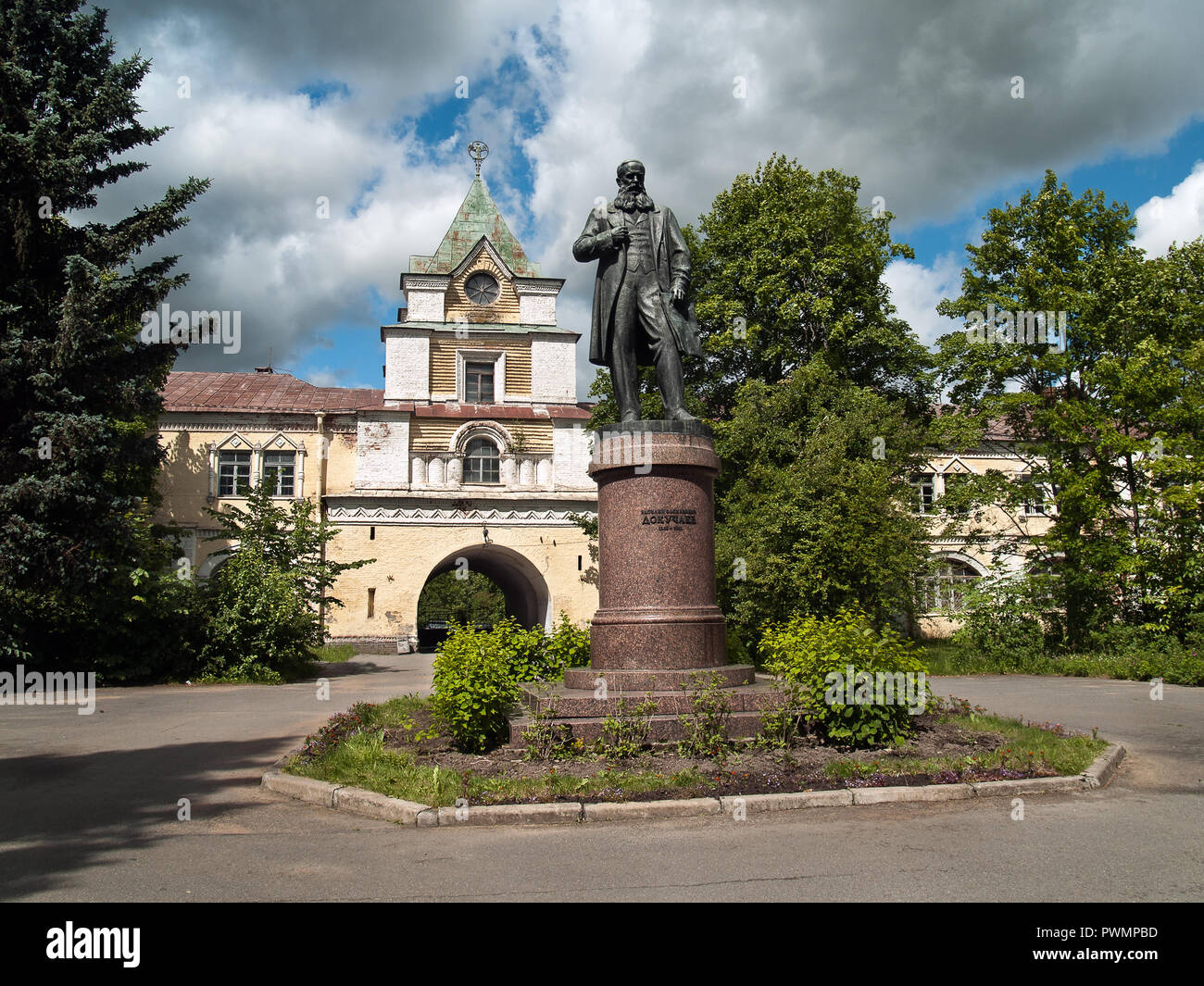 Un monumento al Professor V.V. Dokuchaev vicino alla costruzione dell'Università Agraria in Pushkin, San Pietroburgo nell'estate del 2018, la Russia Foto Stock