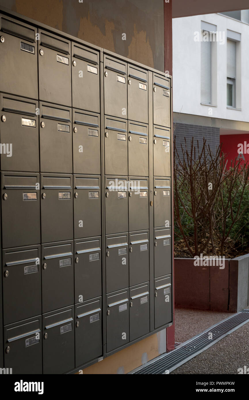 Le cassette postali in un edificio di nuova costruzione Foto Stock