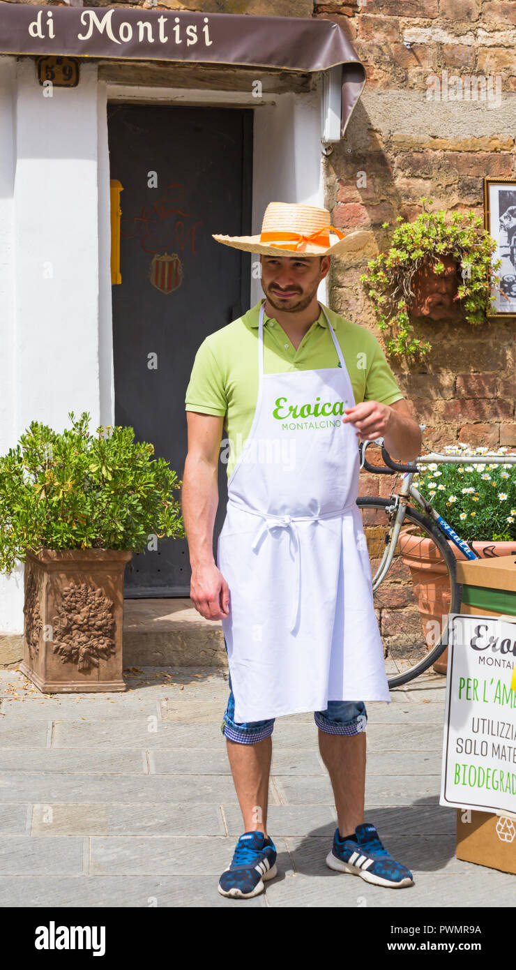 Rinfresco stop a Montisi per i ciclisti che partecipano alla eroica Montalcino, Siena, Toscana, Italia nel mese di maggio Foto Stock