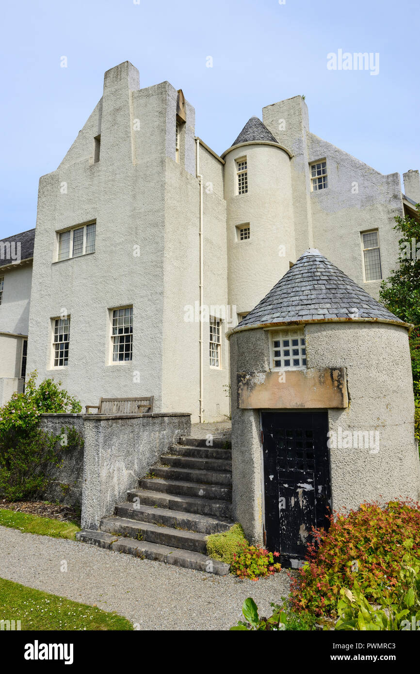 Esterno e giardino di Hill House in Helensburgh, Scozia, progettata da Charles Rennie Mackintosh per Glasgow Editore libro Walter Blackie Foto Stock