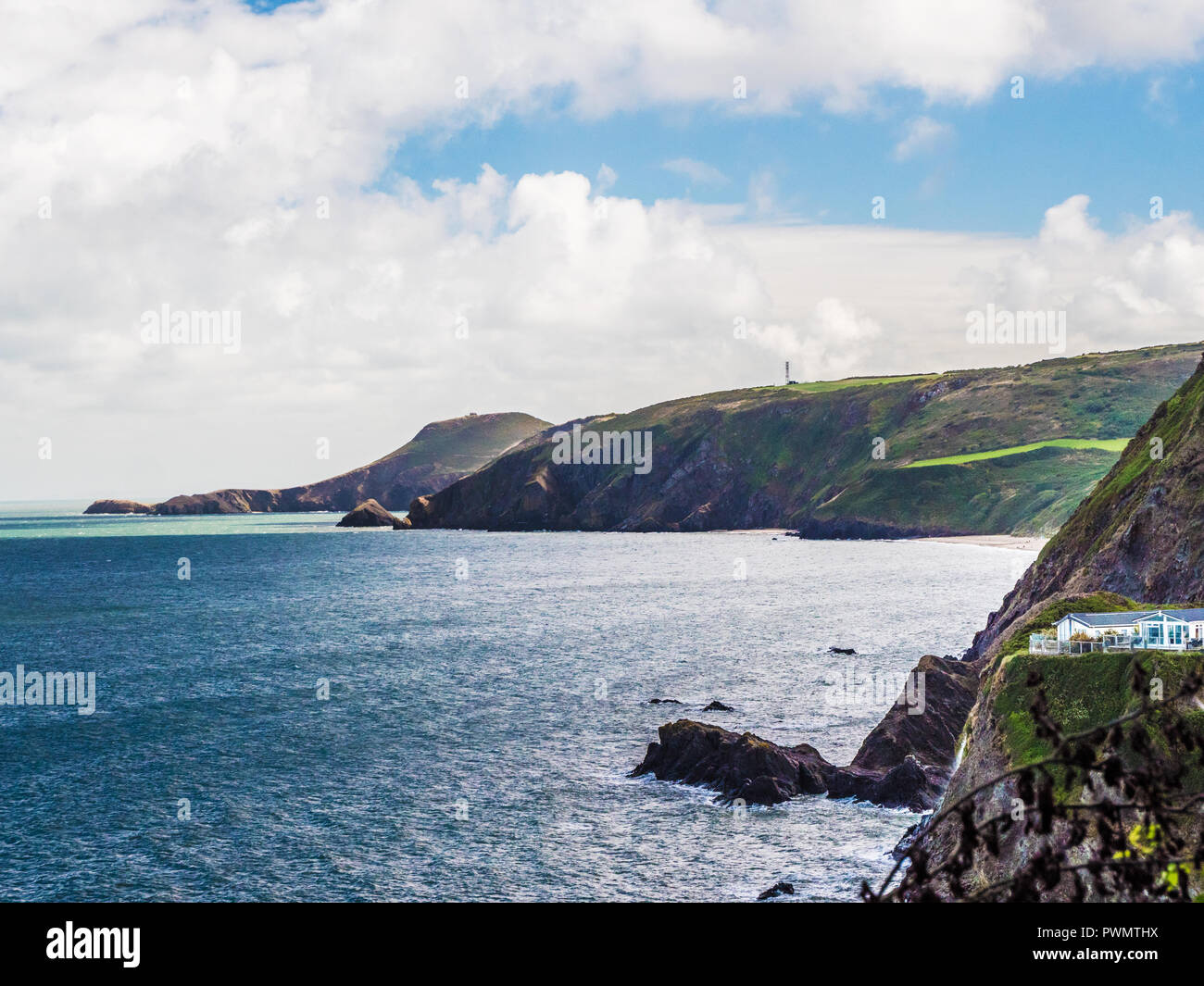 Vista dal sentiero costiero di Tresaith sulla costa gallese in Ceredigion. Foto Stock