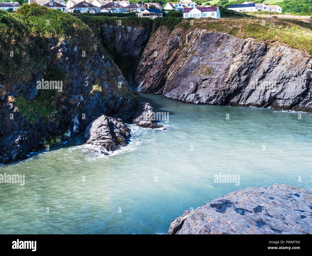 Vista dal sentiero costiero sulla costa gallese in Ceredigion. Foto Stock