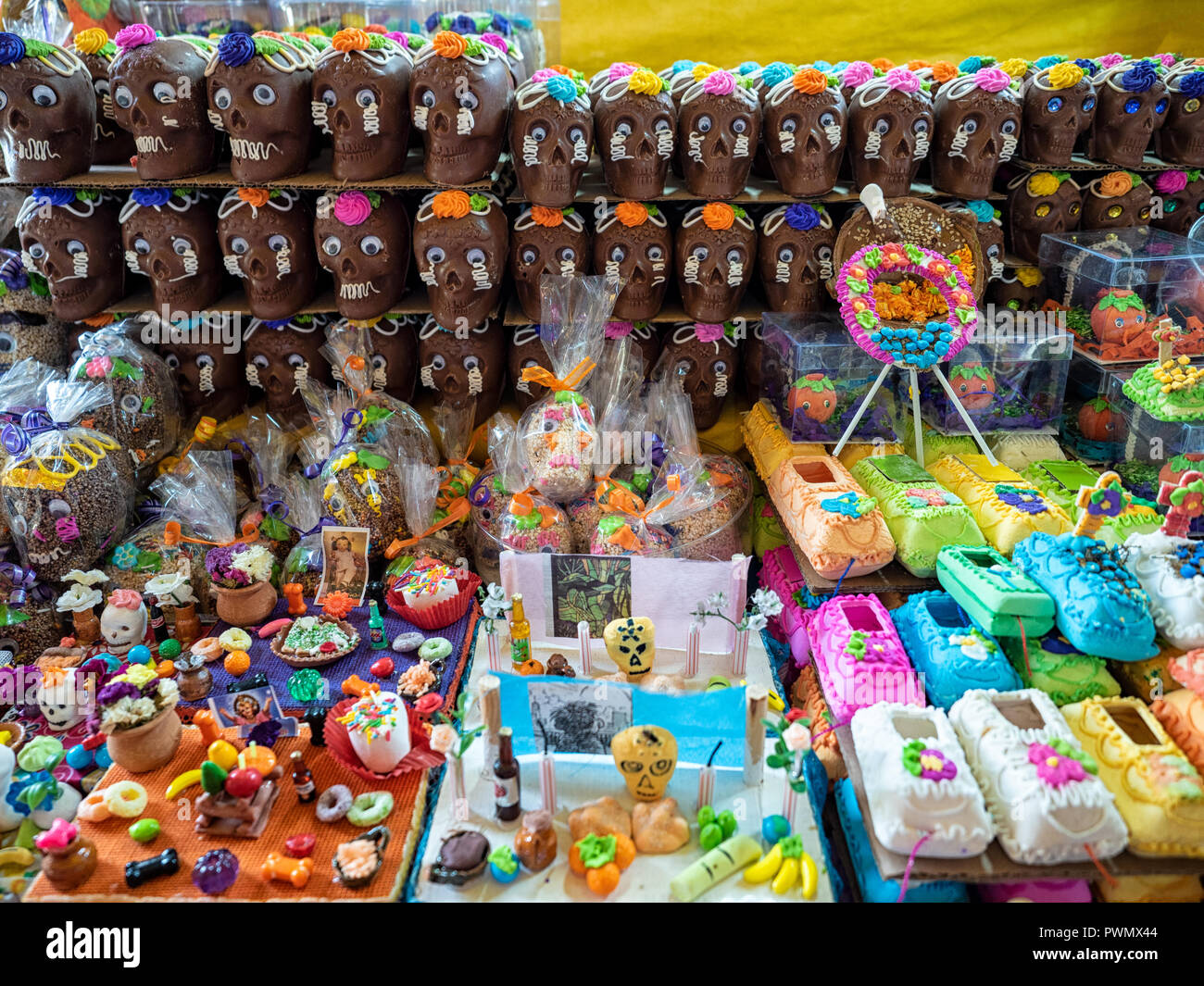 Candy Stand in un mercato CDMX con teschi di zucchero, cioccolato, decorativi e il Giorno dei Morti tratta Foto Stock