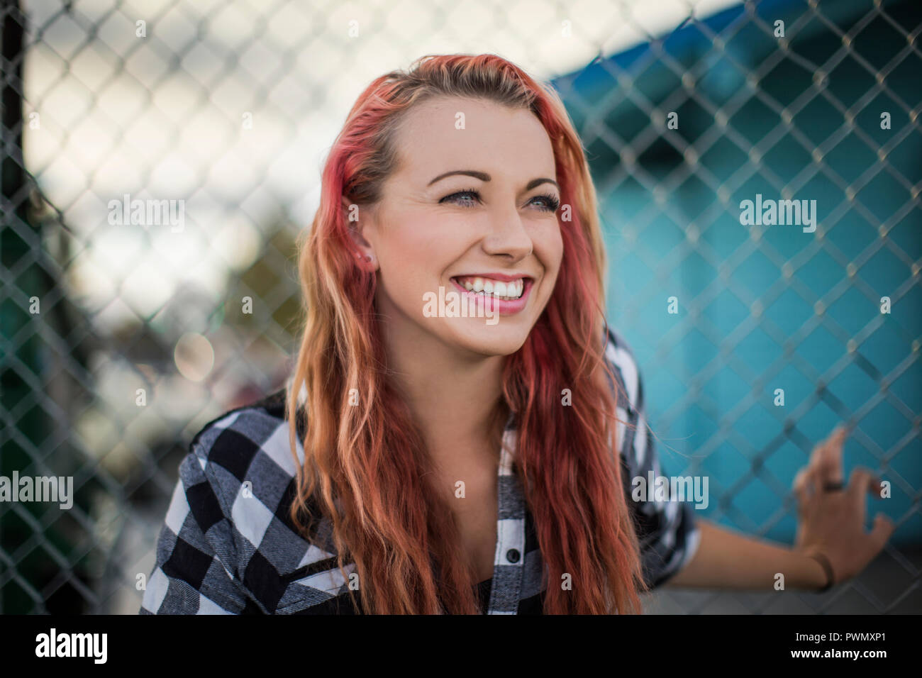 Donna con capelli rossi sorridente Foto Stock