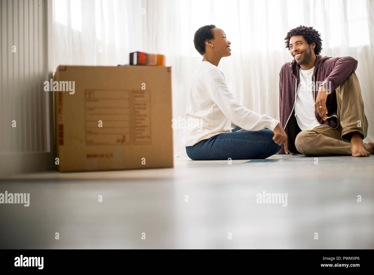 Coppia felice nella loro nuova casa. Foto Stock