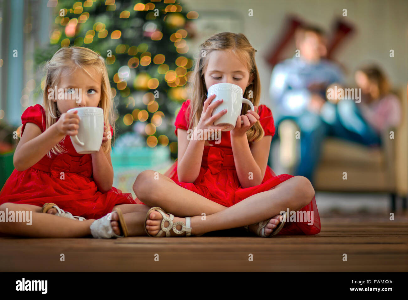 Due giovani ragazze bere cioccolata calda. Foto Stock