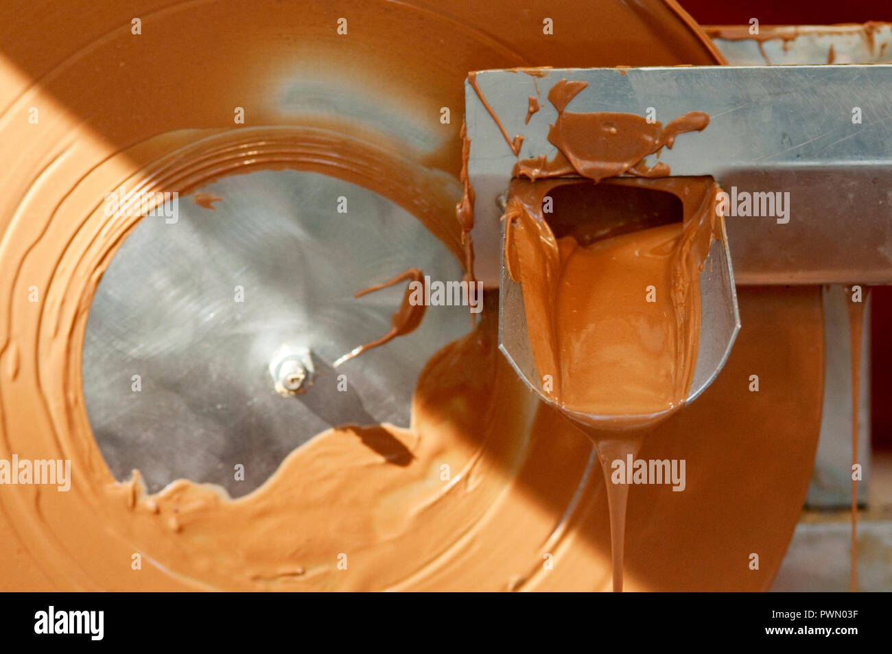 Produzione di cioccolato alle nocciole Spalmare la crema Foto Stock