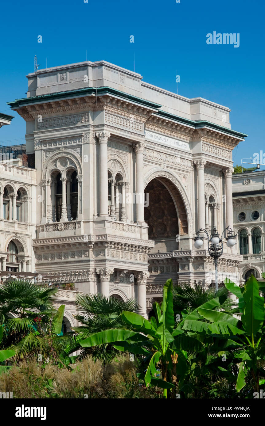 L'Italia, Lombardia, Milano, Piazza Duomo, Palme sullo sfondo la galleria Vittorio Emanuele II Foto Stock