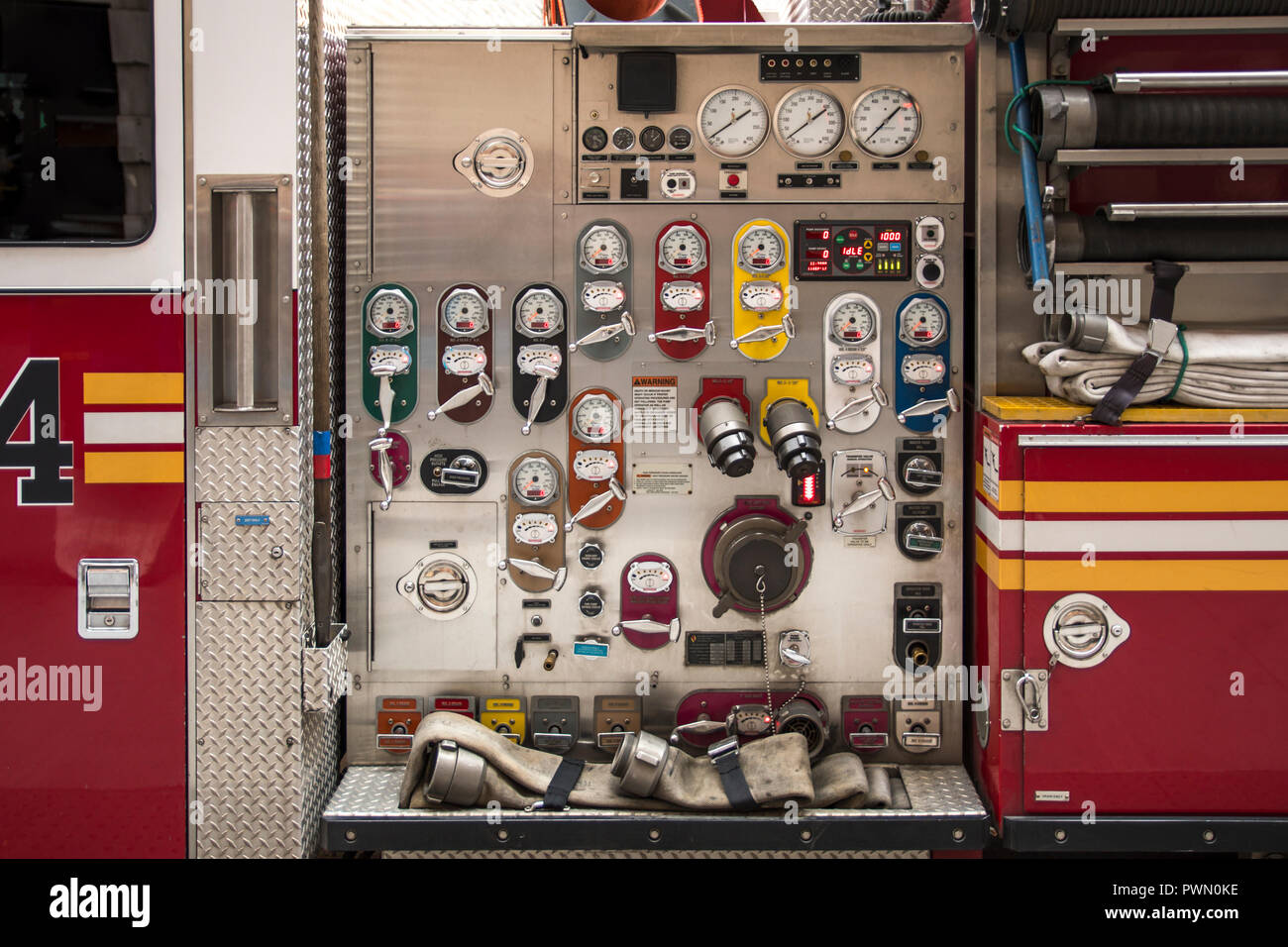 Vigili del fuoco stazione di controllo con valvole, metri, ingressi e uscite su un camion dei pompieri in Manhattan New York Foto Stock