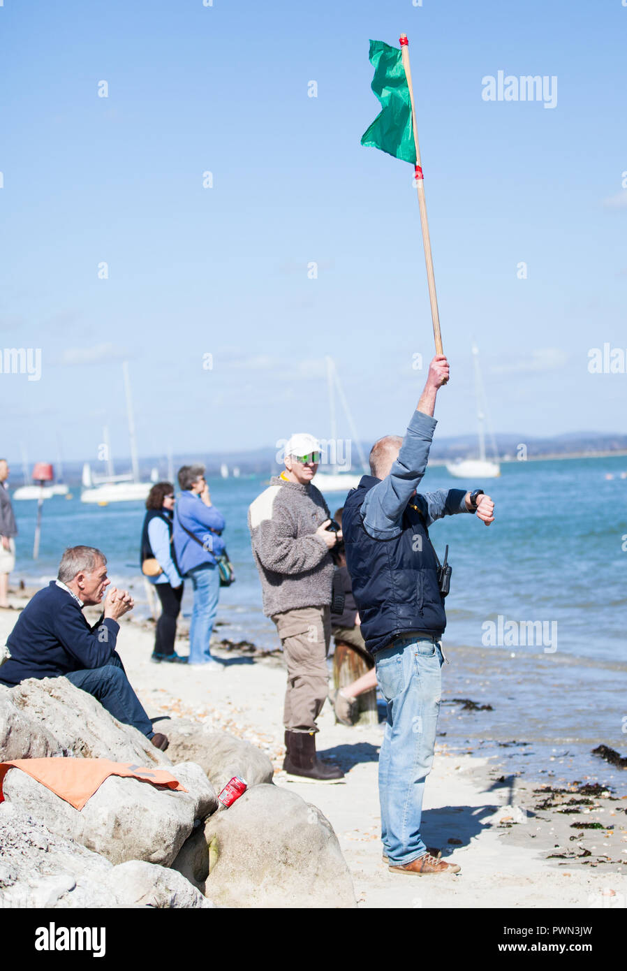 L'uomo sventolano fuori uno sport acquatico racer Foto Stock