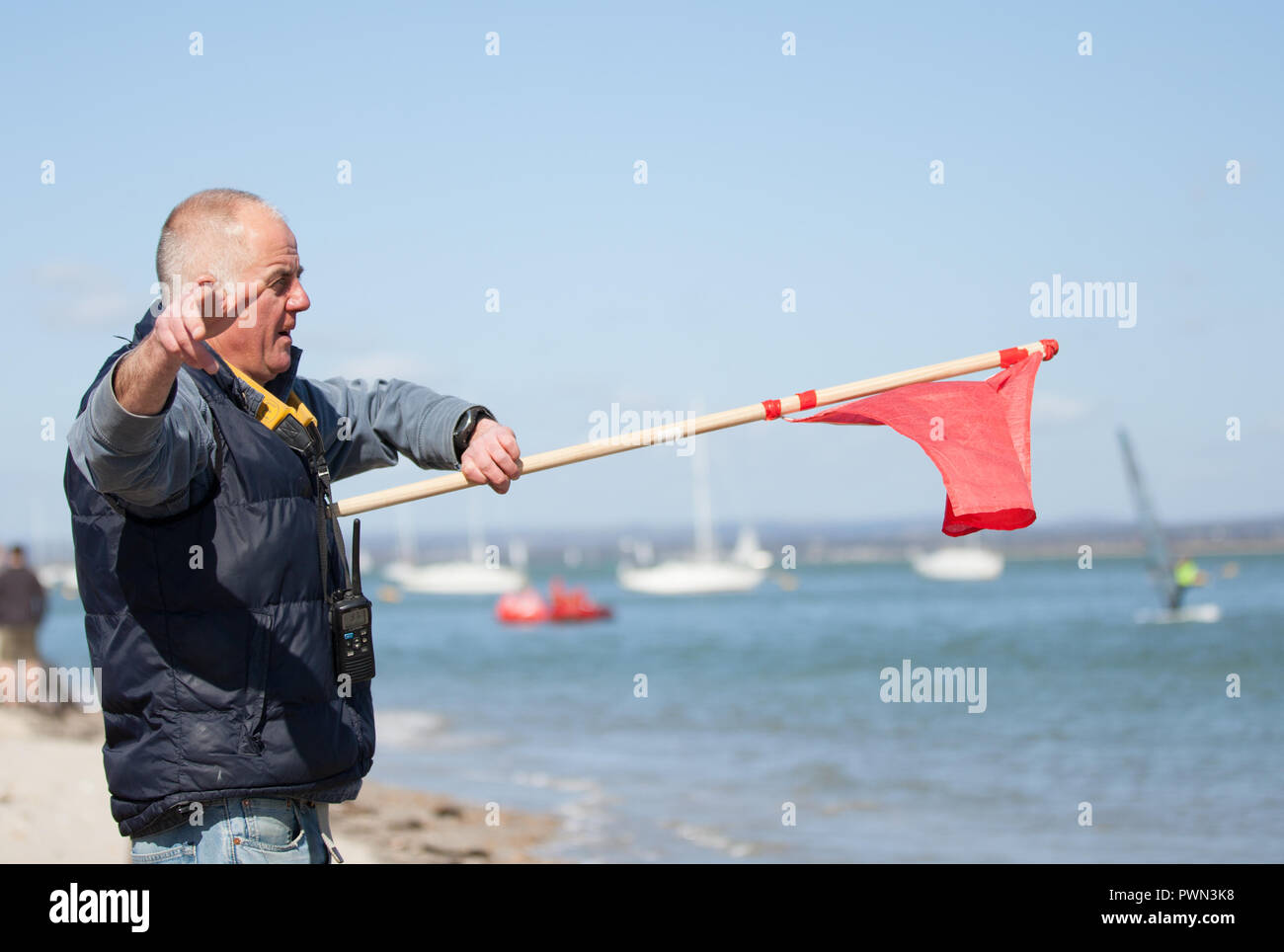 L'uomo sventolano fuori uno sport acquatico racer Foto Stock
