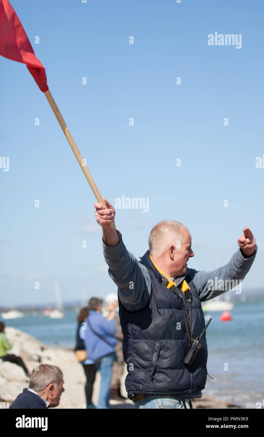 L'uomo sventolano fuori uno sport acquatico racer Foto Stock