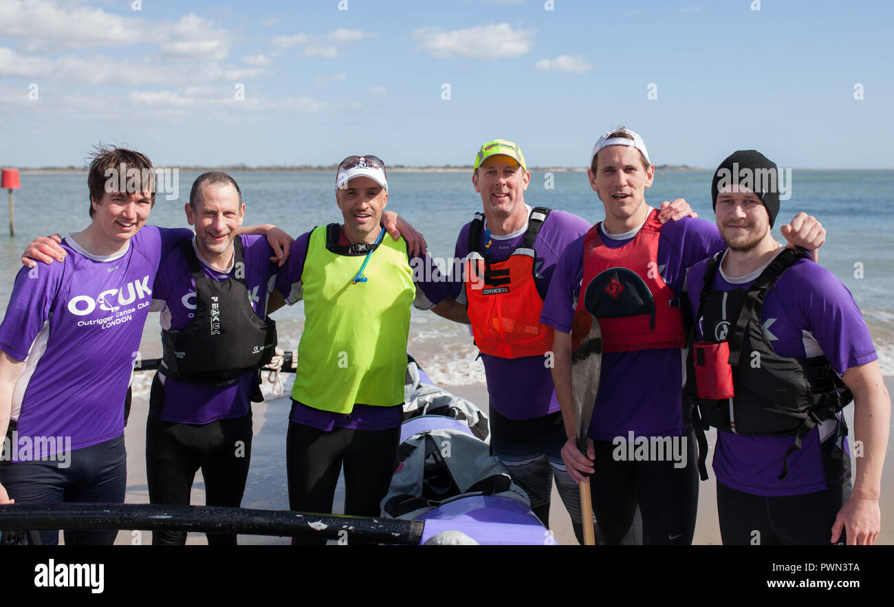 Gruppo di dragon boat vincitori dopo una gara Foto Stock