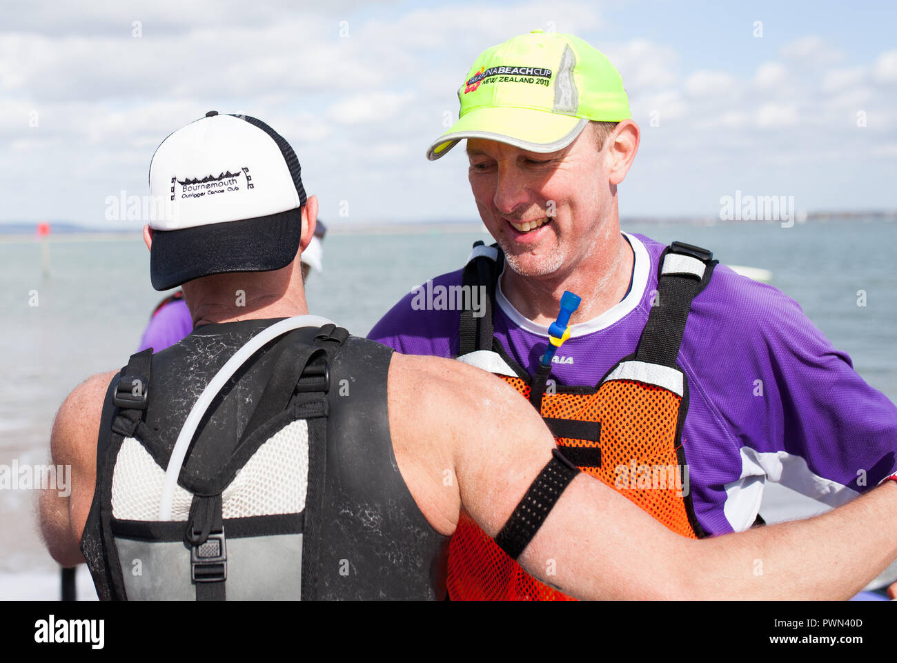 Gli uomini giusti la finitura di una gara di dragon boat Foto Stock