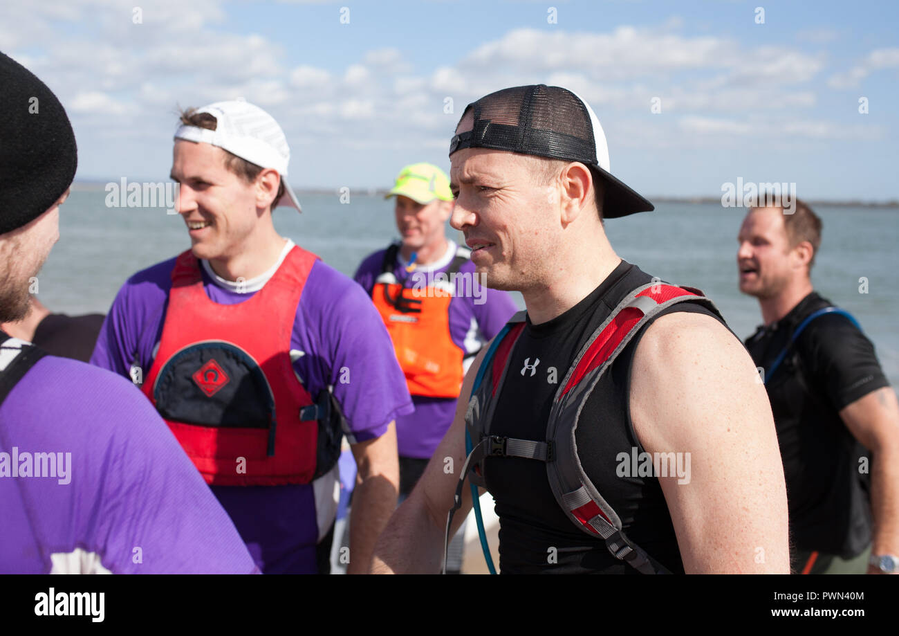 Gli uomini giusti la finitura di una gara di dragon boat Foto Stock