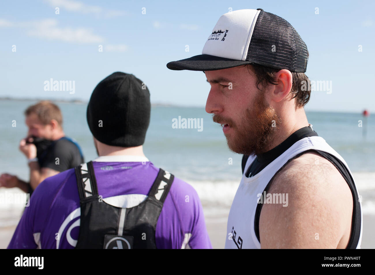 Gli uomini giusti la finitura di una gara di dragon boat Foto Stock