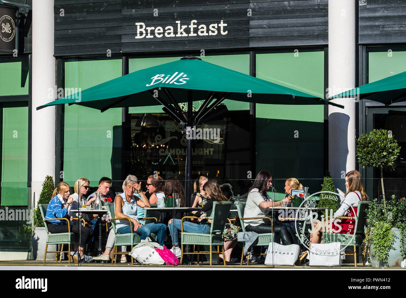 Persone di mangiare al di fuori di Bill's restaurant Bullring, Birmingham, West Midlands, England, Regno Unito Foto Stock