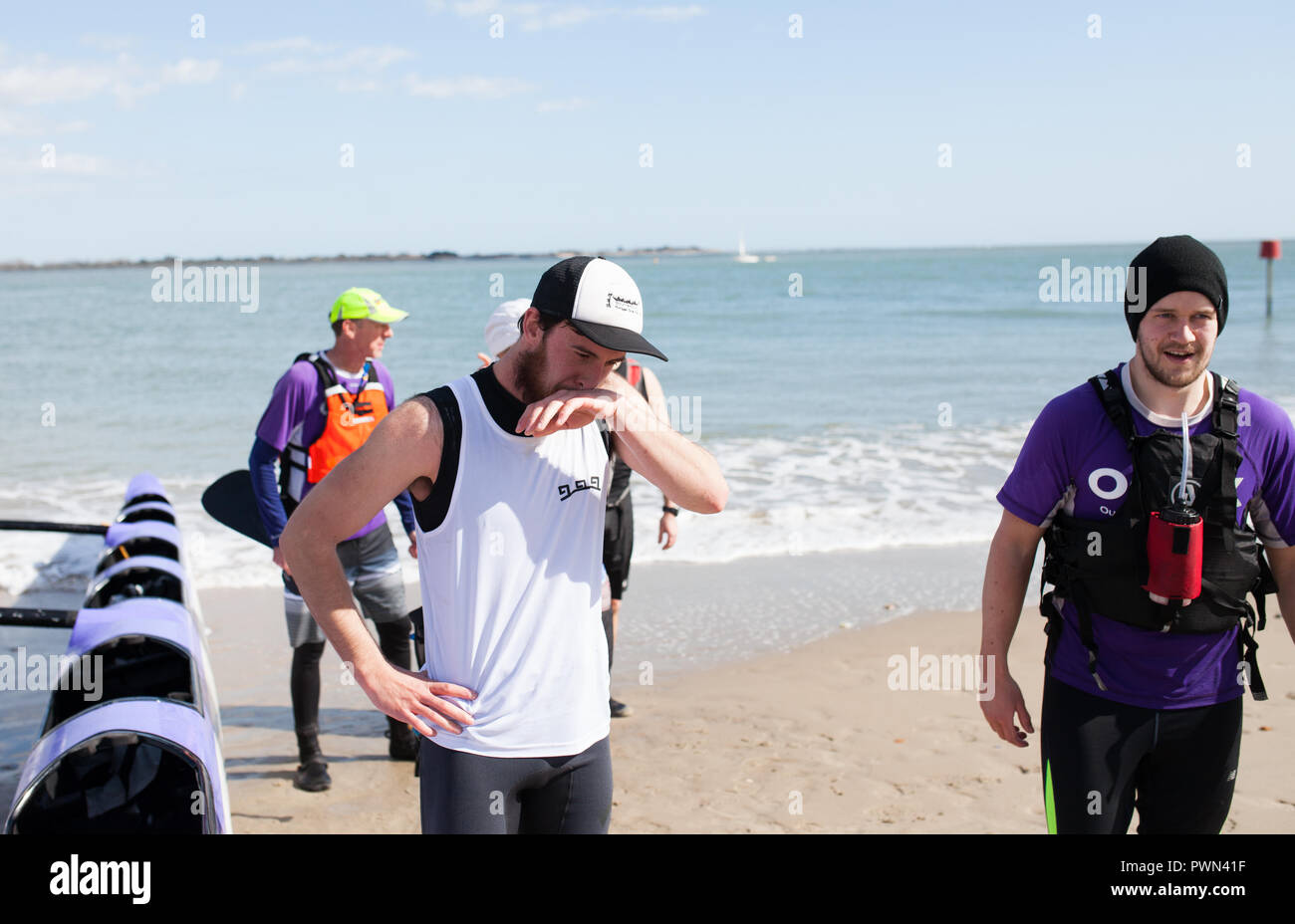 Gli uomini giusti la finitura di una gara di dragon boat Foto Stock