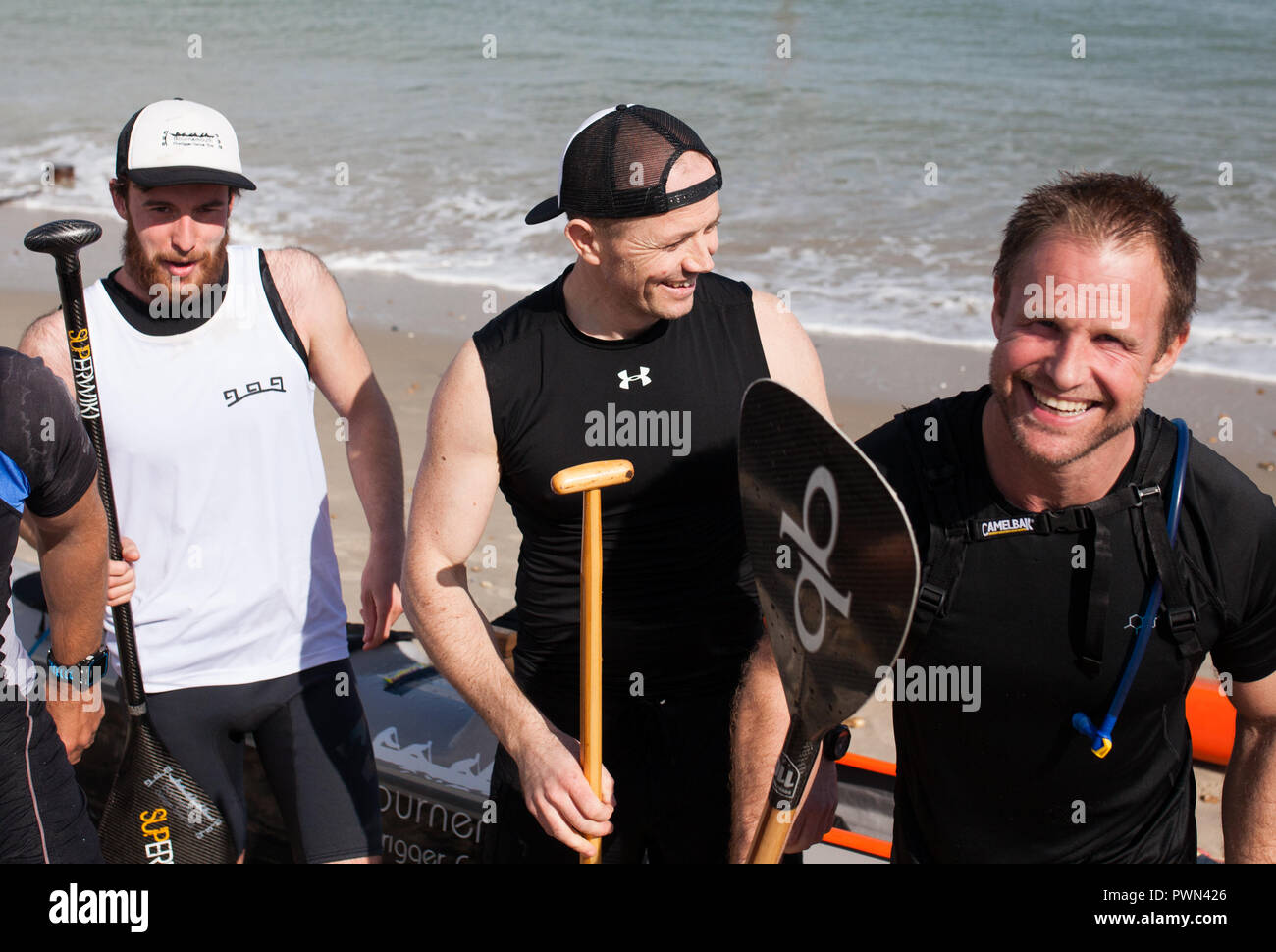 Gli uomini giusti la finitura di una gara di dragon boat Foto Stock