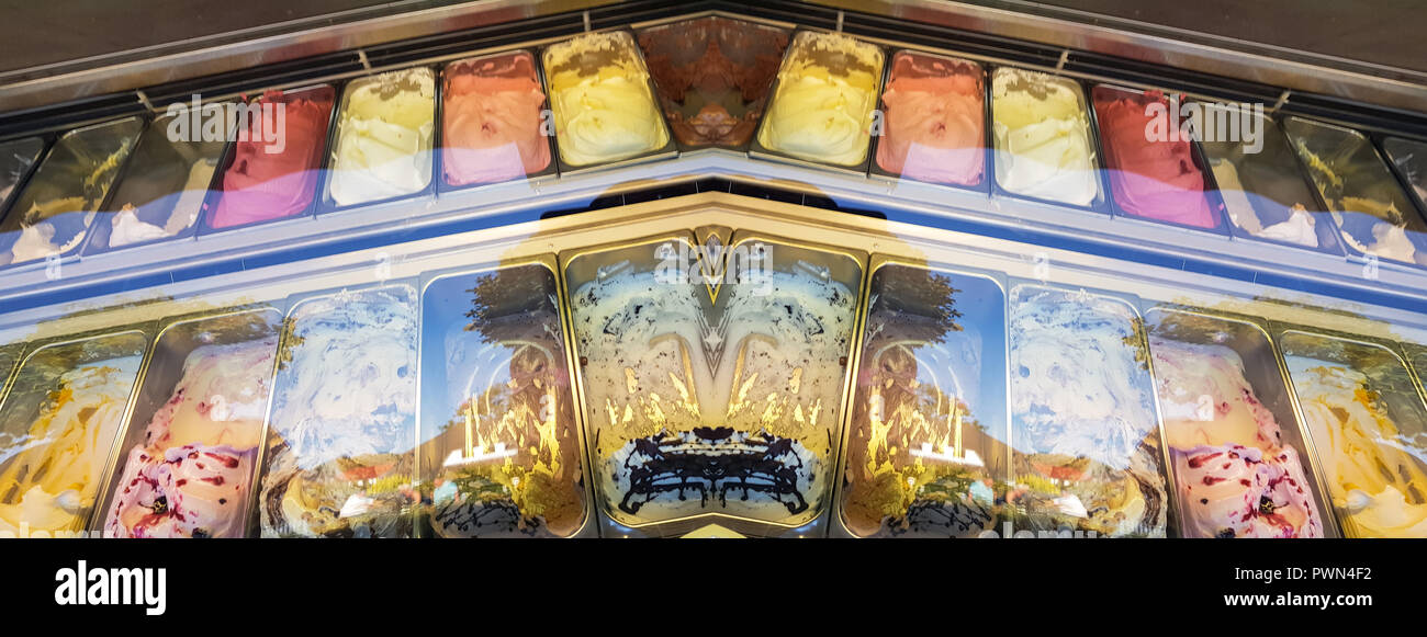 Vista da sopra nel display di una gelateria con diversi tipi di gelato.essen Foto Stock