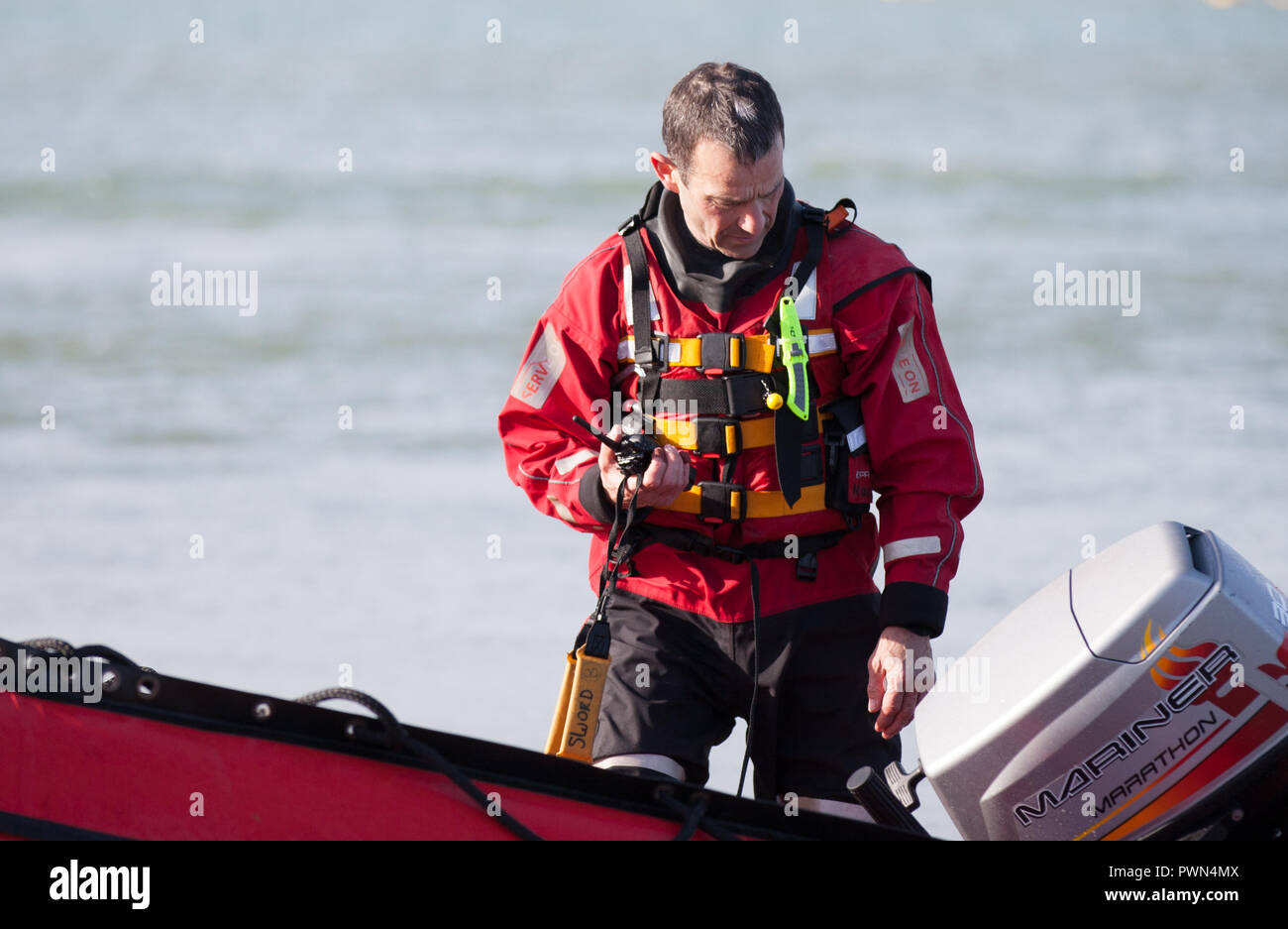 Coast Guard lavoratore cerca su una barca Foto Stock