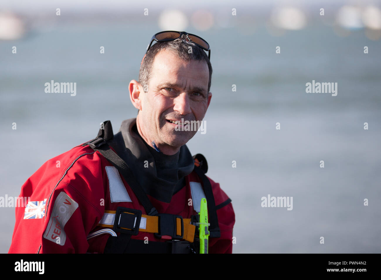 Ritratto sulla posizione di un British Coast Guard lavoratore Foto Stock