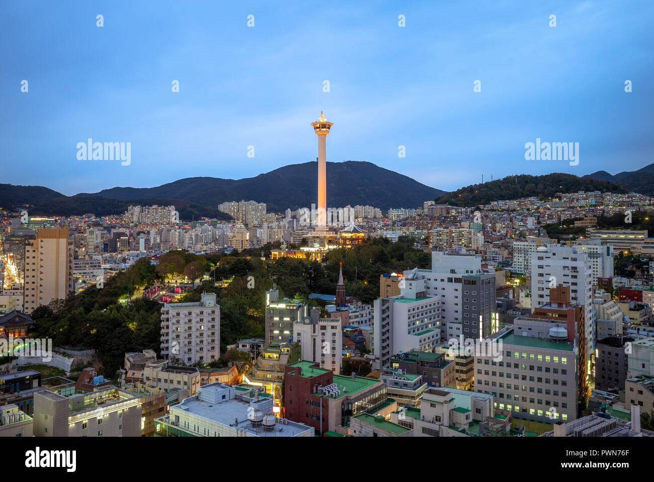 Vista notturna di Busan con torre di Busan in Corea Foto Stock