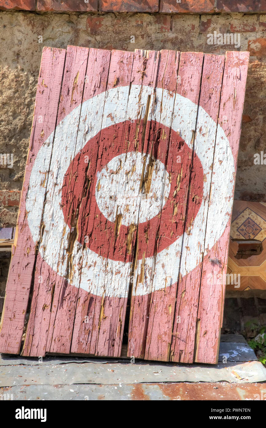 Vecchio rotto bersaglio per il tiro con l'arco e lanciare coltelli Foto Stock