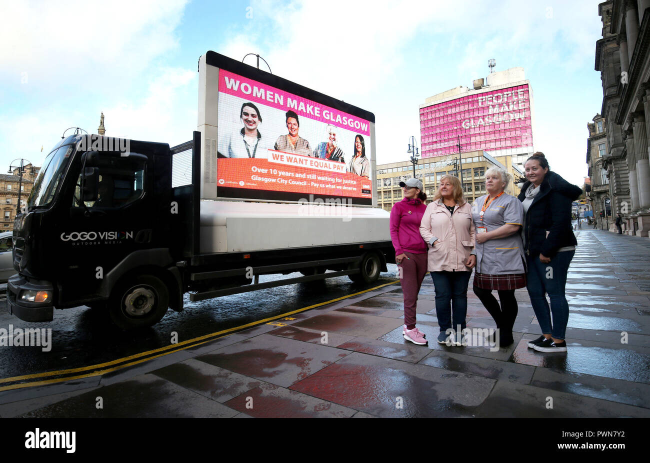(Da sinistra a destra) Gillian Docherty, Eileen Dougall, Shona Thomson e Lee-Ann Dougall, tutti elementi di GMB impiegato da Glasgow City Council contribuire a lanciare un nuovo gigante poster in un appello alla solidarietà in George Square, Glasgow, prima delle prossime settimane pari retribuzione sciopero. Foto Stock