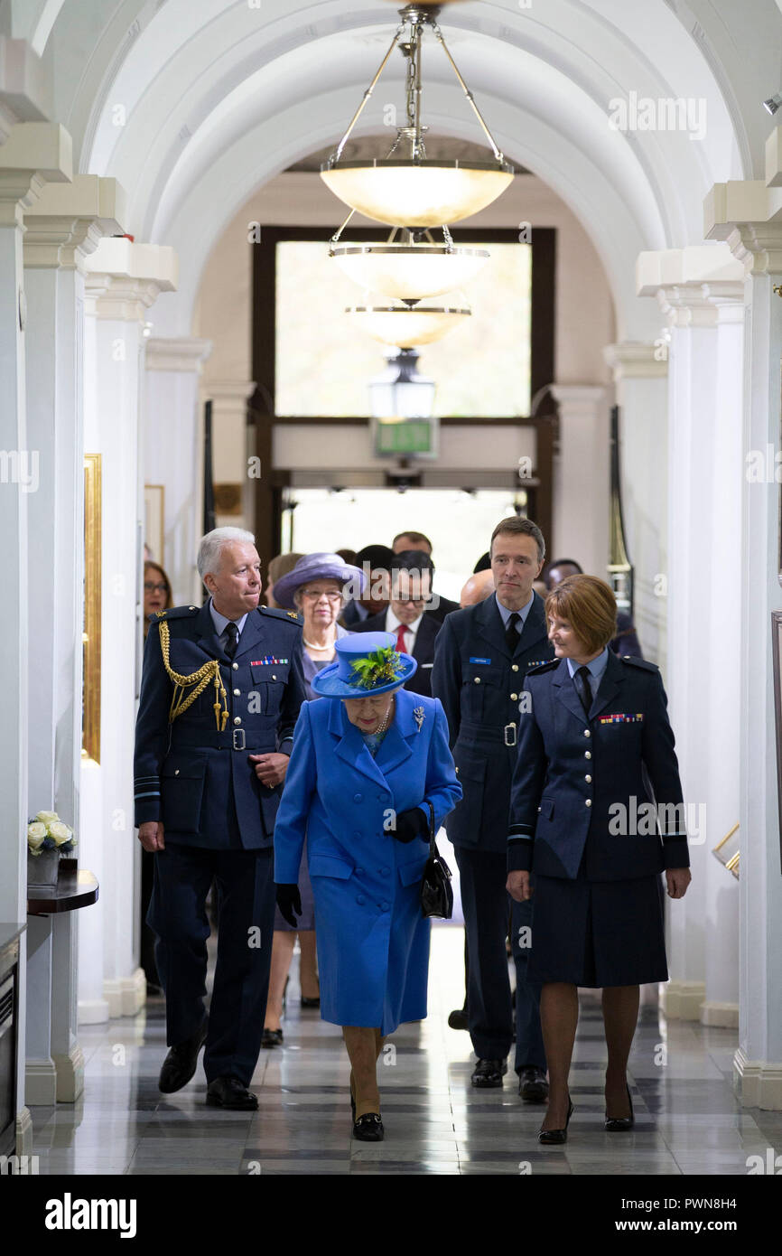 Queen Elizabeth II passeggiate attraverso la RAF Club con Air Marshall Sir David Walker, aria Vice Marshall citare Gary e gruppo capitano Mark Heffron durante la sua visita al Royal Air Force Club di Londra per celebrare il suo centenario. Foto Stock