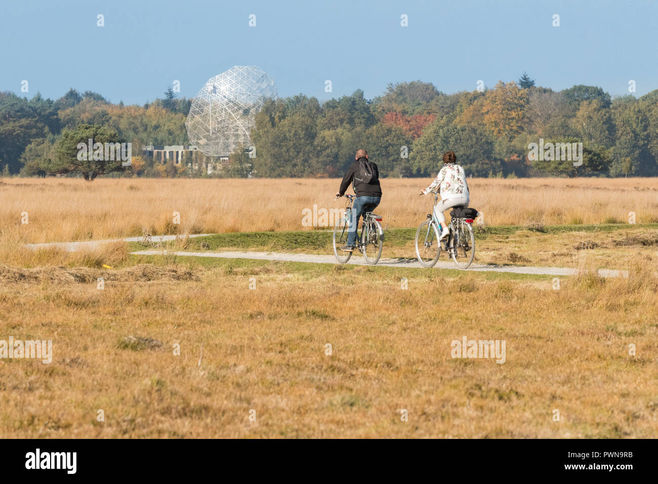 Drenth, Dwingelderveld Parco Nazionale di Paesi Bassi, giovane escursioni in bicicletta verso Dwingeloo Radio Telescope Foto Stock