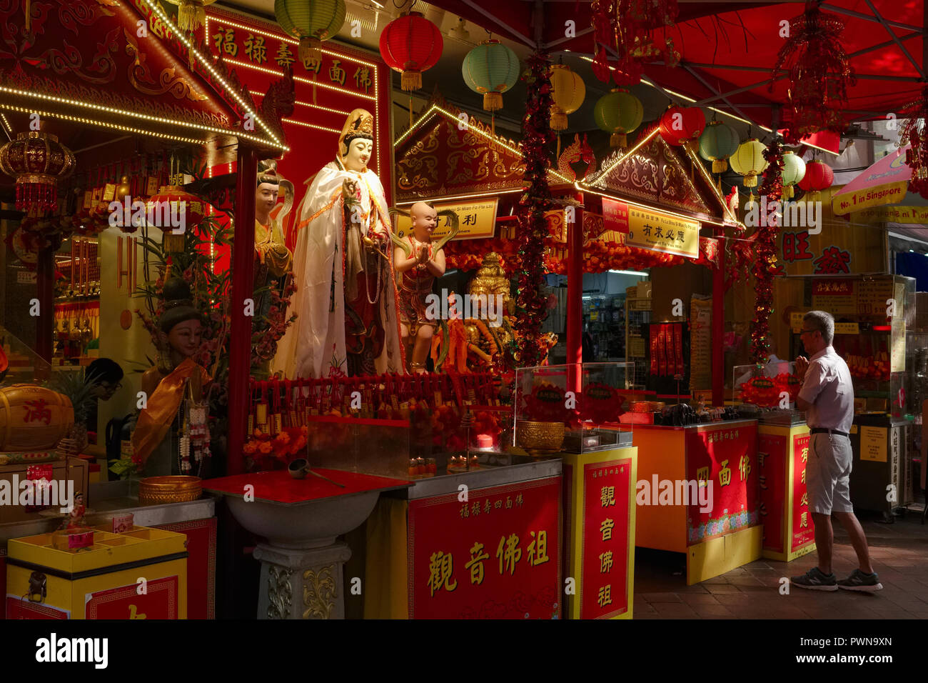 Taoista e buddista santuari di strada con molteplici divinità in Waterloo Street, l'area di Bugis, Singapore, attirando un flusso costante di adoratori Foto Stock