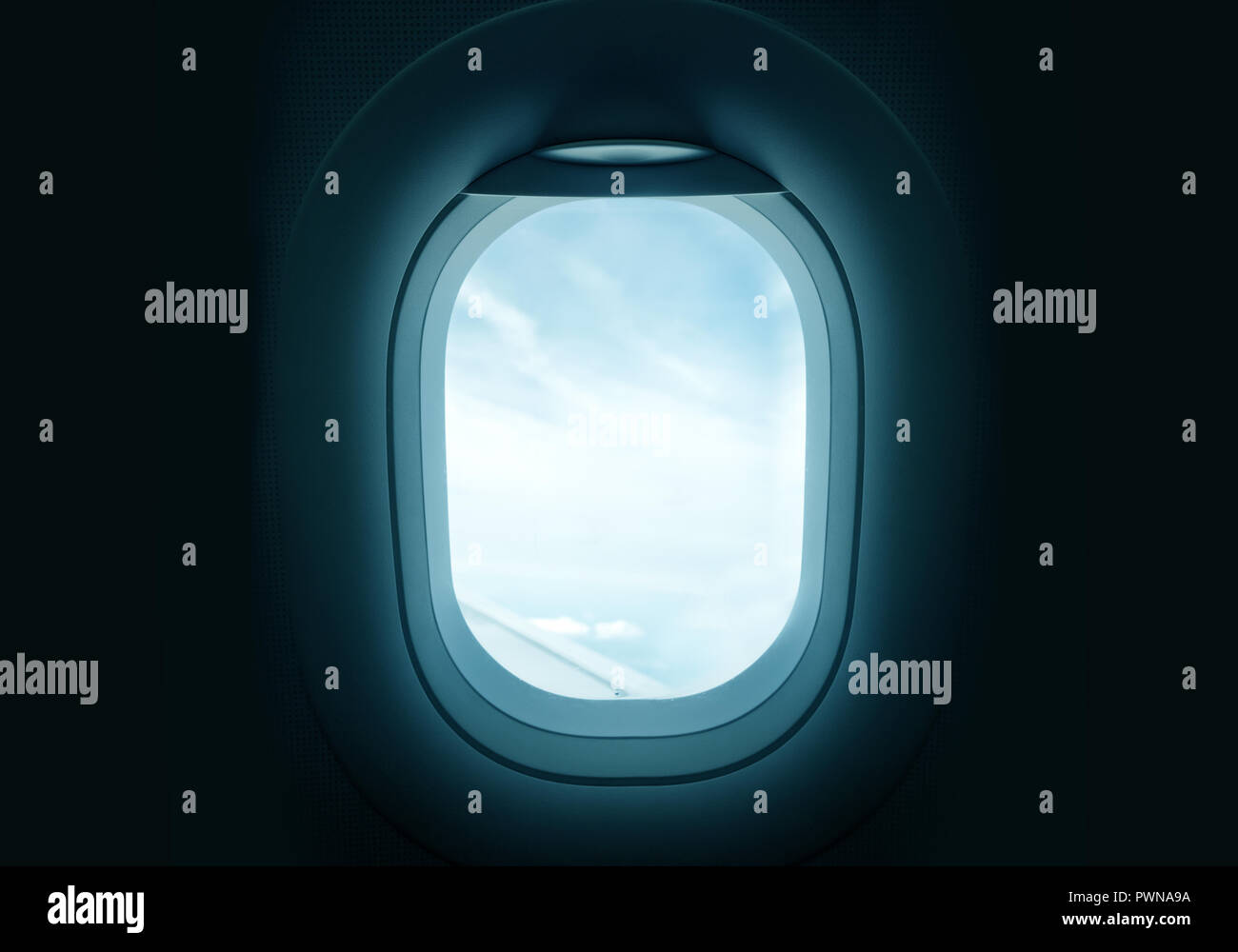 Guardando fuori attraverso un oblò di aeroplani finestra durante un volo. Foto Stock