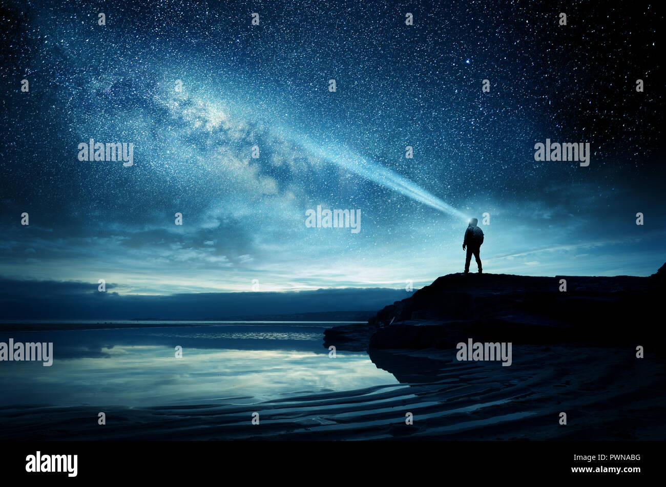 Una persona in piedi e guardare la Via Lattea salire verso il cielo di notte. Foto Composite Foto Stock