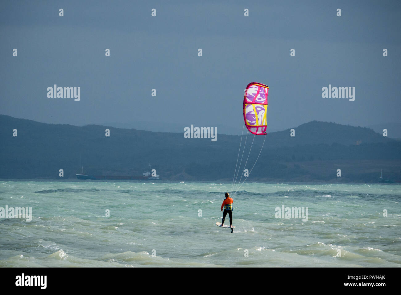 Aliscafo kitesurf sulla costa del Mar Nero in Burgas, Bulgaria Foto Stock